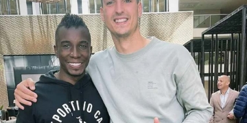 Palavecino y Dinenno junto al plantel del Cali antes de ir a la Bombonera