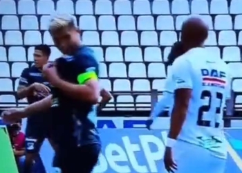 Teo Gutiérrez y el beso al escudo de Deportivo Cali en Palogrande