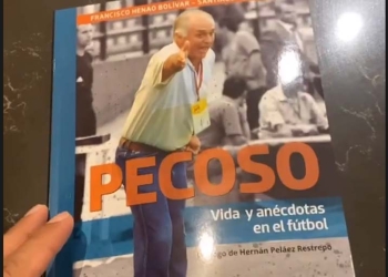 Teo Gutiérrez y el libro autografiado por el Pecoso Castro