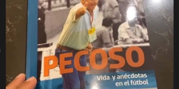 Teo Gutiérrez y el libro autografiado por el Pecoso Castro