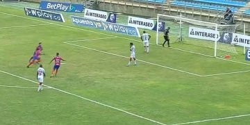 No podía faltar el regalo: terrible error de América ante Unión