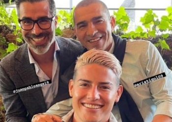 James junto a dos ídolos verdolagas. ¿¡Qué tal la foto!?