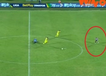 ¡La patada de Sebastián Viera en mitad del campo!