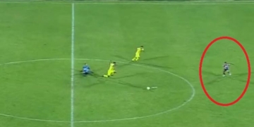 ¡La patada de Sebastián Viera en mitad del campo!