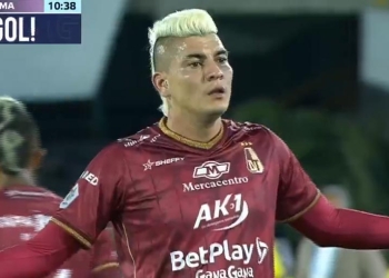 El beso que le robó una hincha del Junior a Michael Rangel