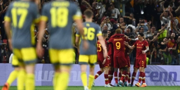 Flojo partido de Sinisterra y derrota en la final de la Conference League