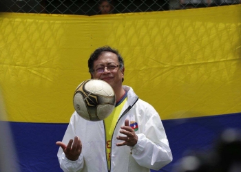 "Define mejor que mucho delanteros": Gustavo Petro demostró sus dotes futbolísticos