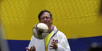 "Define mejor que mucho delanteros": Gustavo Petro demostró sus dotes futbolísticos