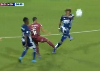 Video: tremenda patada de Ánderson Plata, VAR y roja