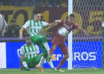 La falta de Olivera para el penalti a los 49 minutos