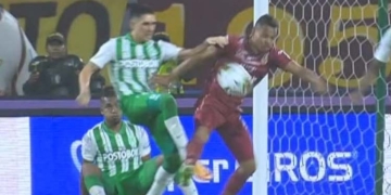 La falta de Olivera para el penalti a los 49 minutos