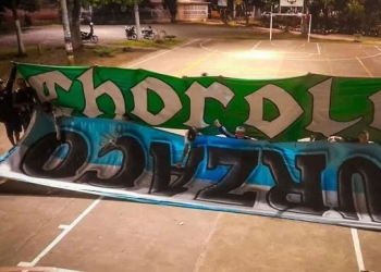 ¡Una más de hinchas del Cali con la bandera de Racing!