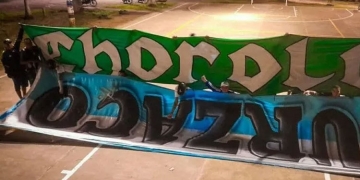 ¡Una más de hinchas del Cali con la bandera de Racing!