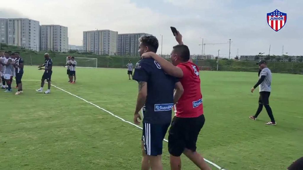 Más de Luis Díaz en el entreno de Junior: ¡Abrazó a todos!