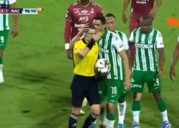 Giovanni Moreno y su ‘tierno’ gesto con el árbitro de la final