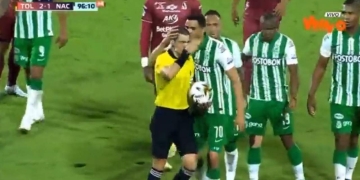 Giovanni Moreno y su ‘tierno’ gesto con el árbitro de la final