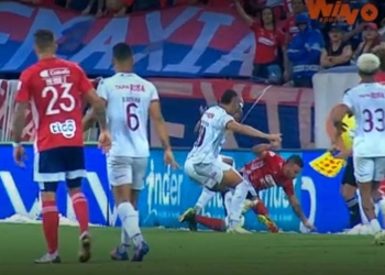 ¡Horrible pisotón a Luciano Pons, VAR y tarjeta roja!