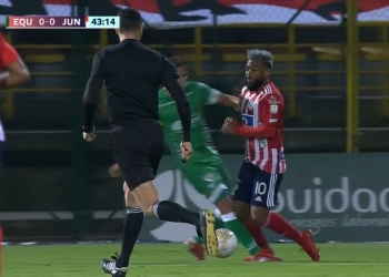 Era penal para Junior y Wilmar Roldán no vio ni el VAR