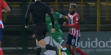 Era penal para Junior y Wilmar Roldán no vio ni el VAR