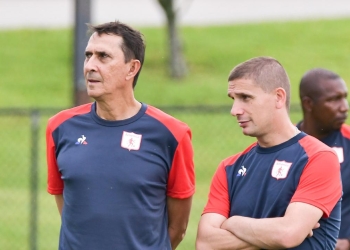 «Es una desventaja; este cuerpo técnico no contrató el plantel»: Guimarães