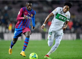 ¿Cuánto le costaría Johan Mojica al Barcelona y con quién compite?