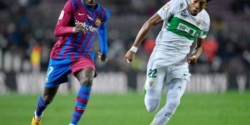 ¿Cuánto le costaría Johan Mojica al Barcelona y con quién compite?