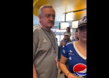 “Millonarios se respeta”: Hinchas le cantan a Enrique Camacho