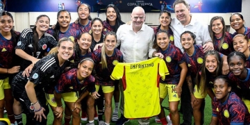 El gesto de las futbolistas de la Selección Colombia con Infantino en el estadio