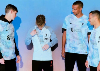 Indumentaria visitante Nike del Liverpool 2022/2023