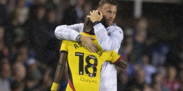 Yaser Asprilla y el DT de Watford