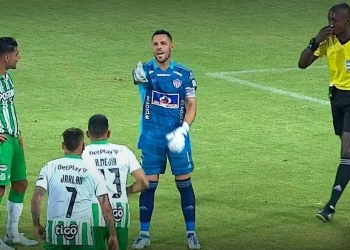 ¡Sebastián Viera le dijo a Jarlan Barrera que cobrara el penalti!