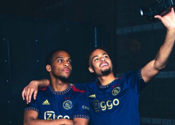 Espectacular camiseta alternativa del Ajax, marca adidas