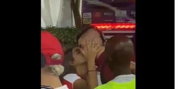 El beso que le robó una hincha del Junior a Michael Rangel