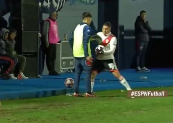 El “codazo” de Juanfer Quintero a un alcanzapelotas de Tigre