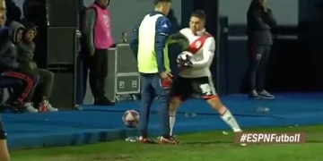 El “codazo” de Juanfer Quintero a un alcanzapelotas de Tigre