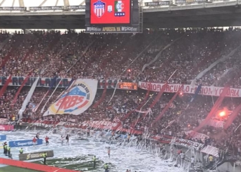 La espectacular salida de Junior en el Metropolitano en su cumpleaños