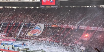 La espectacular salida de Junior en el Metropolitano en su cumpleaños