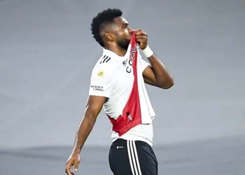 Miguel Borja, su largo festejo y beso al escudo de River