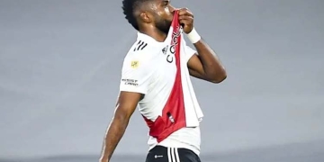 Miguel Borja, su largo festejo y beso al escudo de River