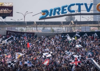 En Chile, el techo del Estadio Monumental se fue al suelo con hinchas de Colo-Colo