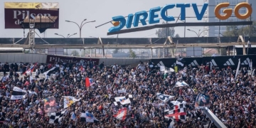En Chile, el techo del Estadio Monumental se fue al suelo con hinchas de Colo-Colo