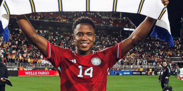 "Saluden al goleador": Los elogios del Leeds a Sinisterra