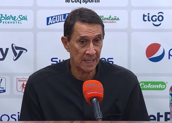 Guimarães: a gusto con Déinner Quiñones y «agradecimiento a la hinchada»