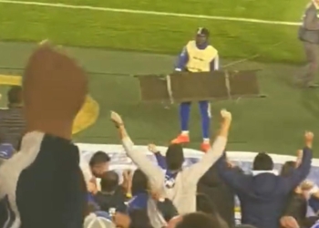 Otro festejo eufórico de Juan Moreno ante los hinchas de Millos