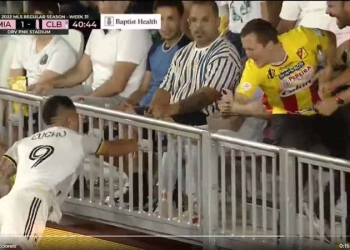 Otro gol del Cucho Hernández en la MLS, ¡y festejo con hinchas de Deportivo Pereira!