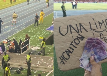 Hinchas de América llenaron de billetes el banquillo del Deportivo Cali