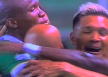 Teo Gutiérrez volvió con gol y su festejo… ¡Abrazo con Máyer Candelo!