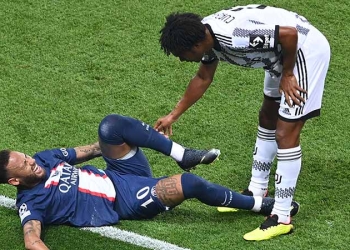 ¿Qué pasó, Neymar? La jugada en que Cuadrado quiso levantarlo