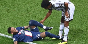 ¿Qué pasó, Neymar? La jugada en que Cuadrado quiso levantarlo