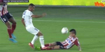 Omar Bertel y la jugada que se reclamó en Junior